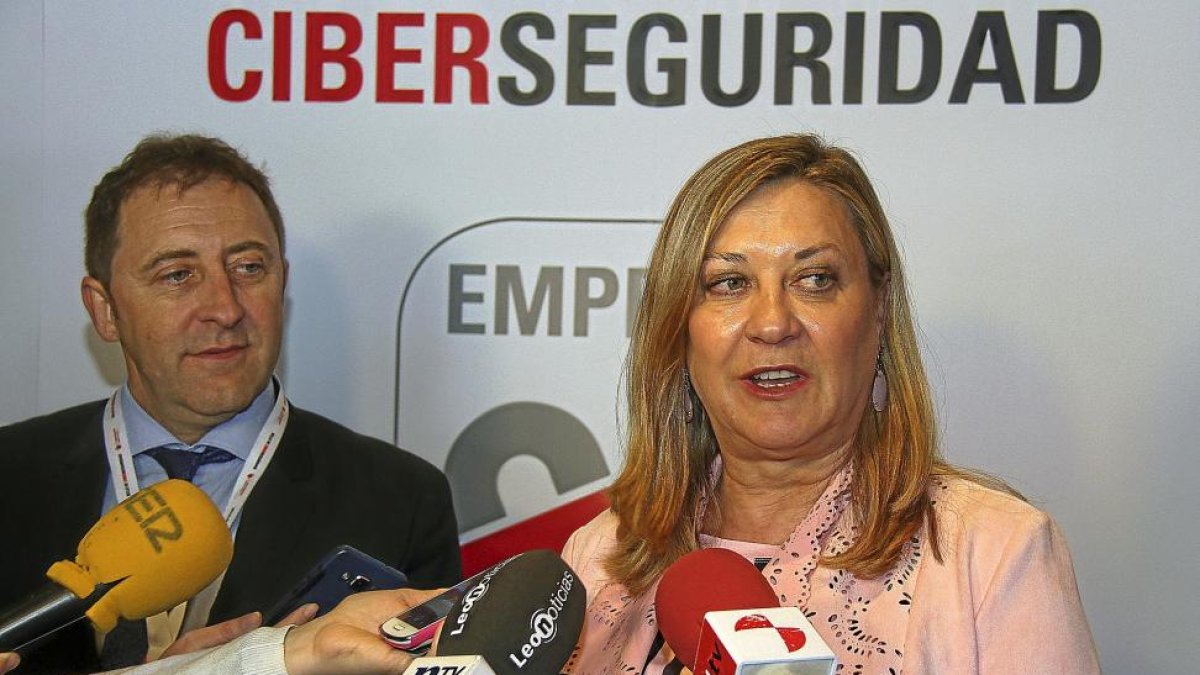 Pilar del Olmo y Tomás Castro clausuran la jornada de ciberseguridad.-ICAL