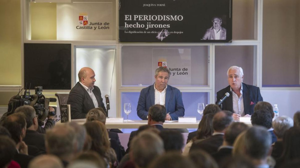 Joaquín Sánchez Torné presentó su ensayo en el Palacio de la Isla flanqueado por Ricardo García Ureta (i.) y José Luis Concepción.-Israel L. Murillo