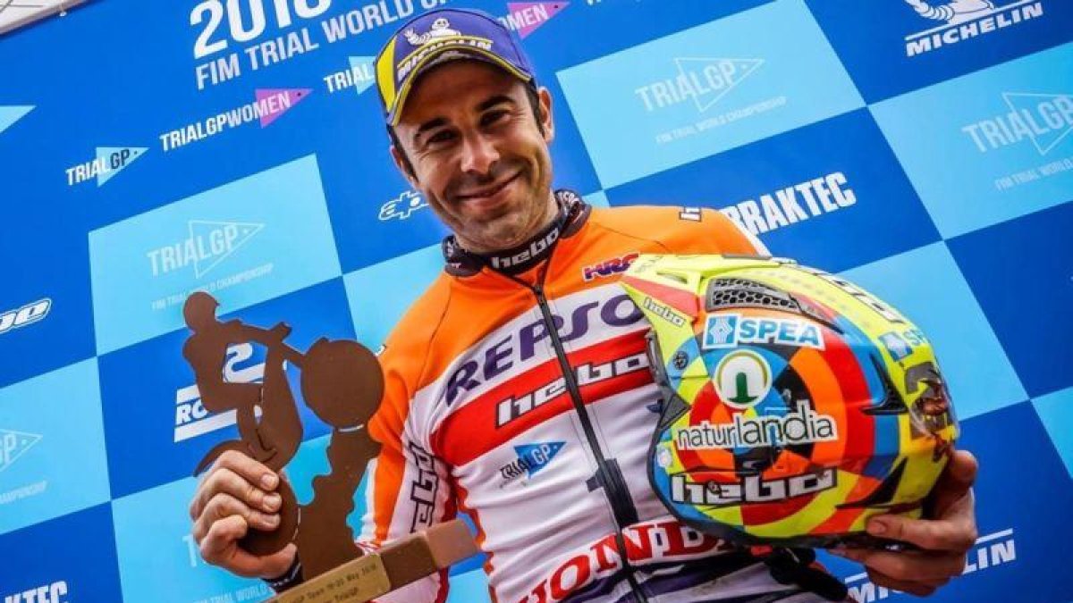Toni Bou, en el podio de Silsden (Inglaterra), donde conquistó su título mundial nº 24 de trial.-REPSOL MEDIA