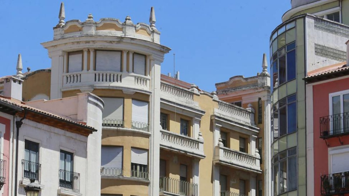 La planta bajo, de 355 metros cuadrados, y el sótano, que es algo mayor, se destinarán a una tienda de ropa de primera línea; el resto serán pisos de lujo.-RAÚL OCHOA