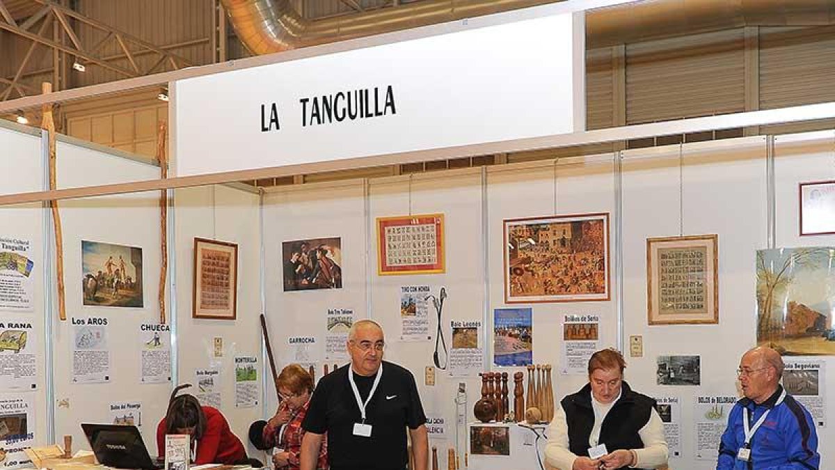 La asociación ha promocionado la historia y práctica del juego tradicional en citas turísticas como Intur (izq) o en festivales como el  Pollogómez (dcha).-ECB