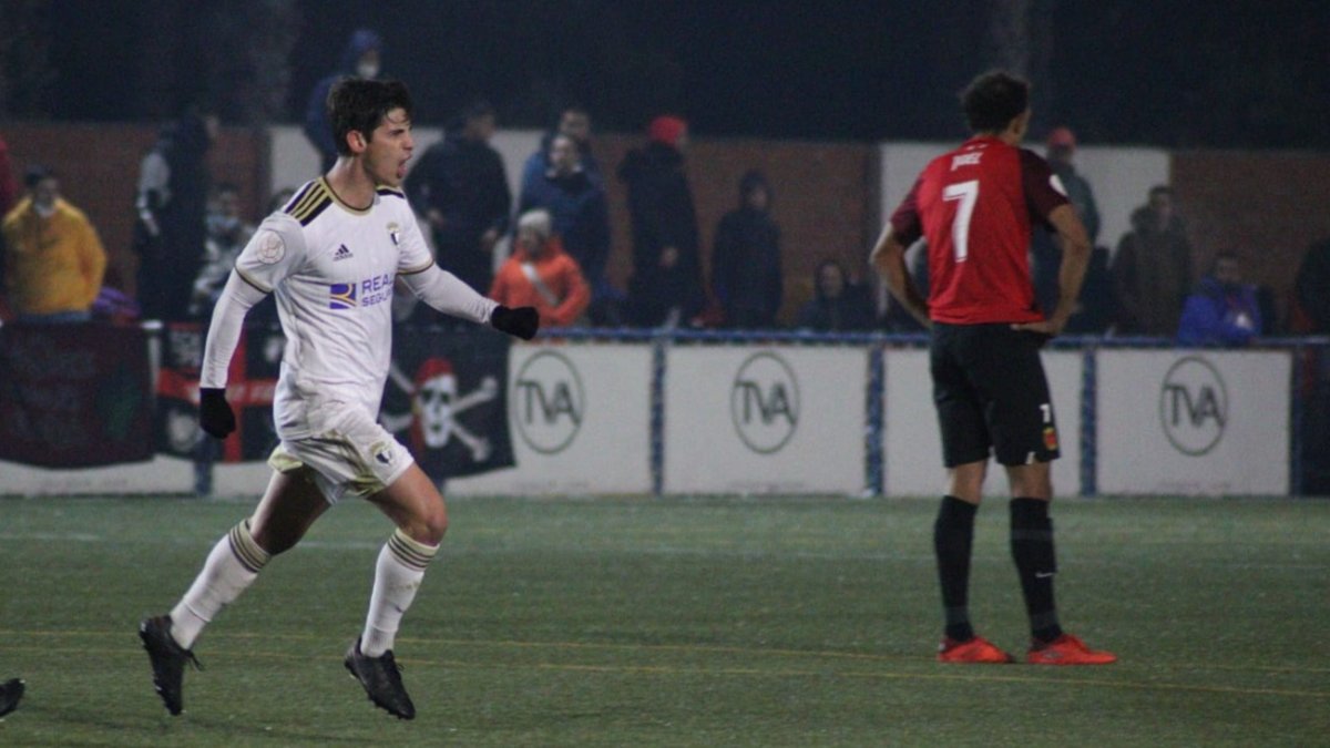 Riki Rodríguez celebra el tanto de la victoria frente al Montijo. BURGOS CF