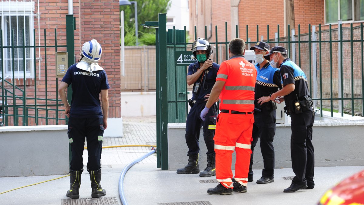 Bomberos y policías locales durante una intervención. RAÚL G. OCHOA