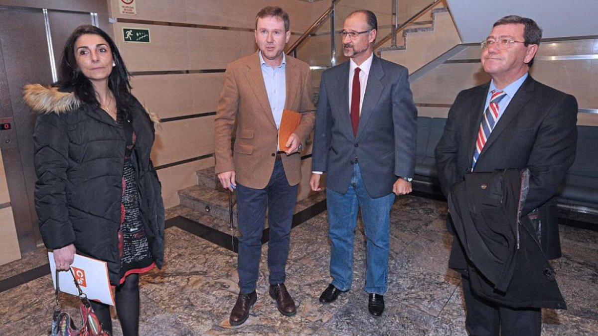 Los actores del entendimiento entre los dos partidos: Javier Lacalle y César Rico, del PP, con Gloria Bañeres y Luis Fuentes, de Ciudadanos.-ISRAEL L. MURILLO