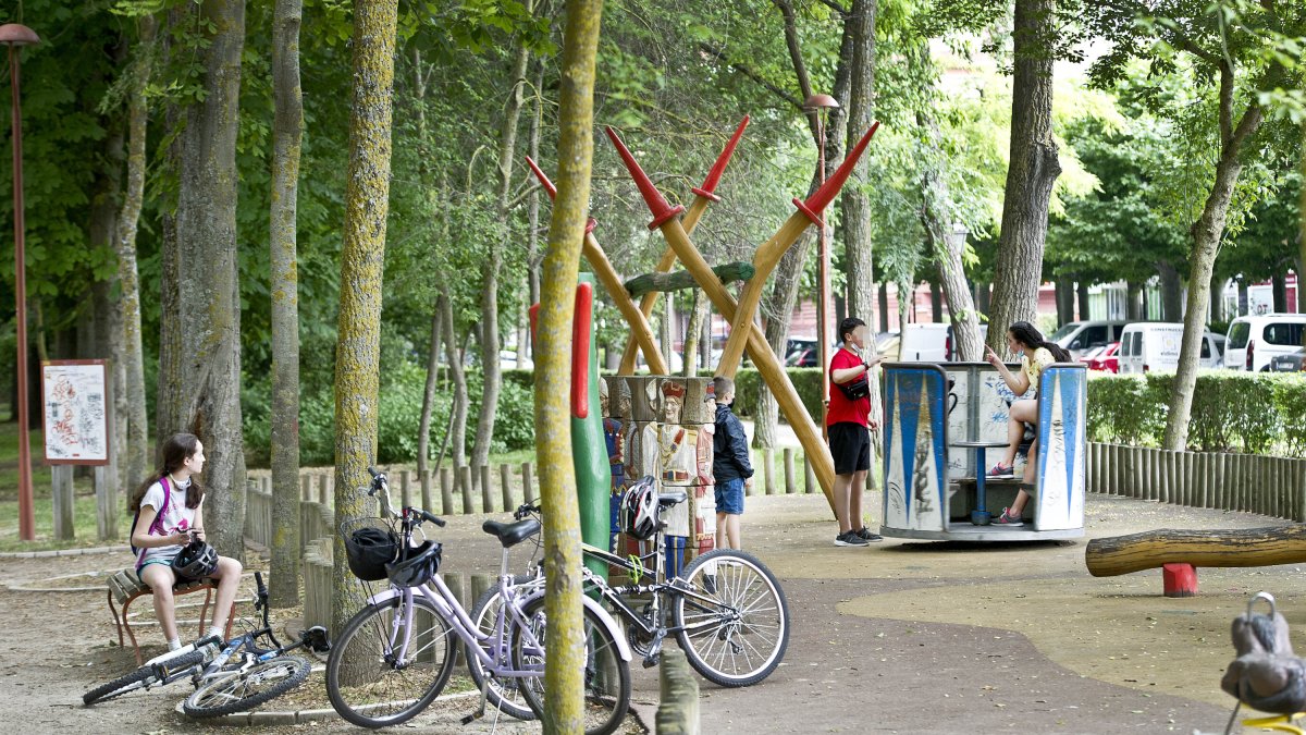 Los parques infantiles del Paseo de la Isla se desinfectarán a diario y permanecerán abiertos. ISRAEL L. MURILLO