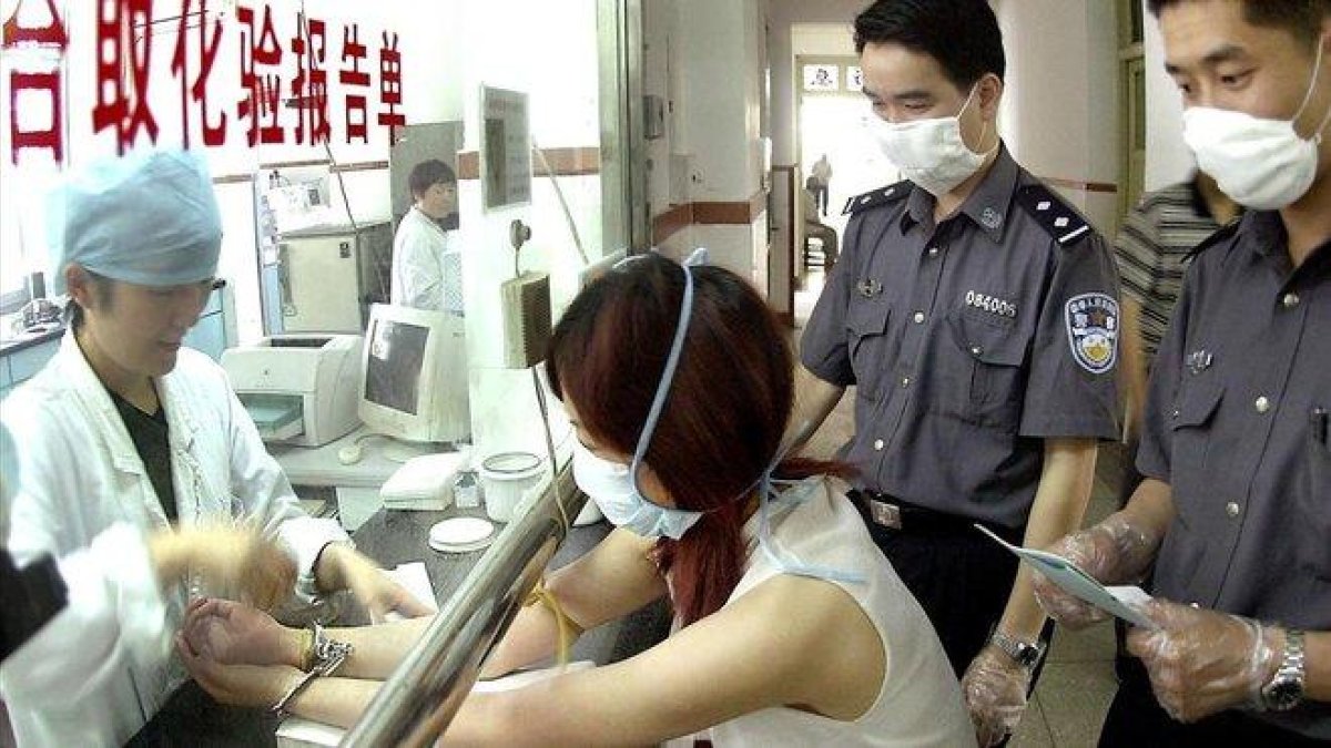 Medidas de seguridad en un hospital durante la epidemia del SARS en China en el 2003.-AFP