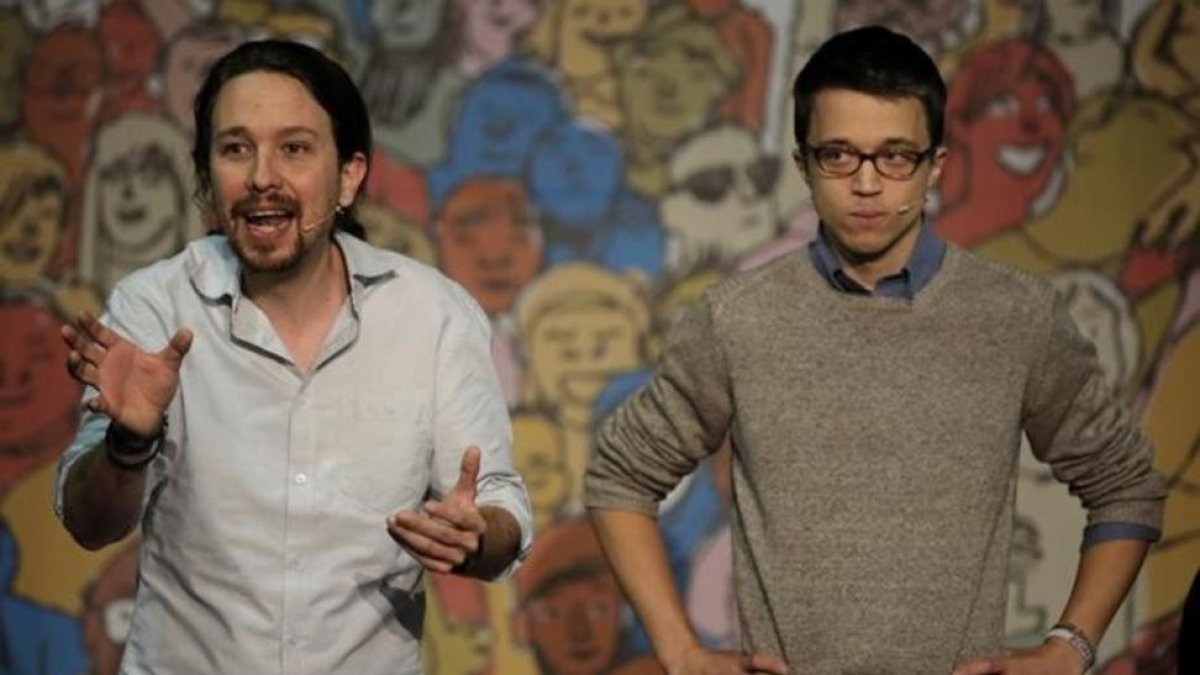 Pablo Iglesias e Íñigo Errejón participan en el acto 'Congreso en tu plaza', en Vallecas (Madrid).-JOSE LUIS ROCA