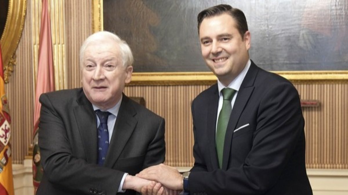 Firma del contrato de patrocinio del Ayuntamiento con la Fundación VIII Centenario el 27 de diciembre de 2019. ICAL