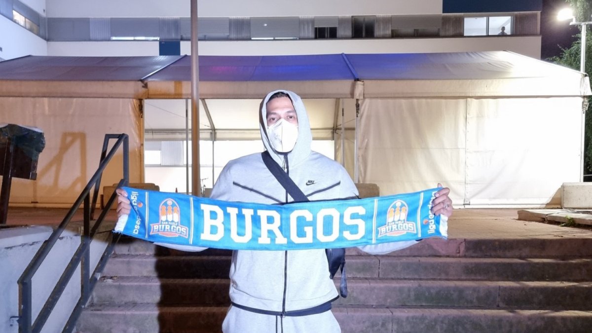 Gamble posa con una bufanda del San Pablo ante la clínica Recoletas donde paso el reconocimiento médico.SPB