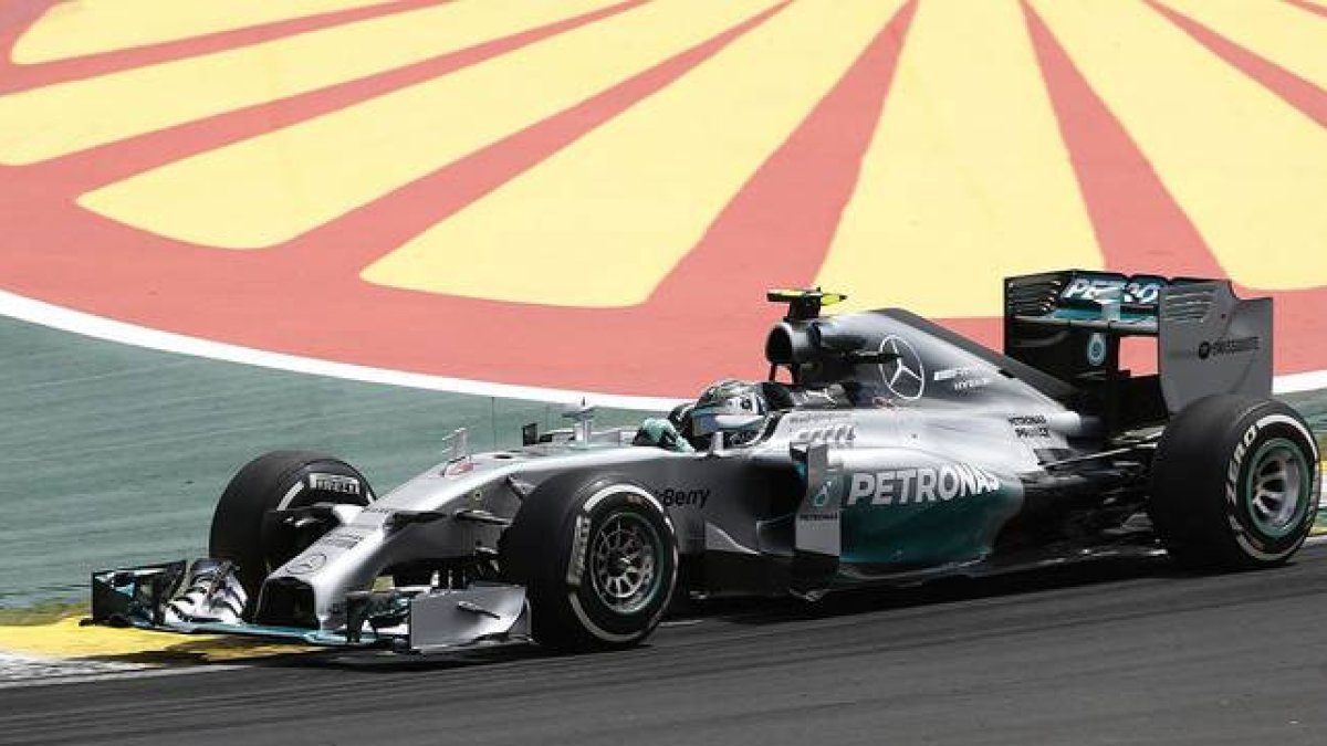 El Mercedes de Nico Rosberg, durante el GP de Brasil, en el circuito de Interlagos.-AP