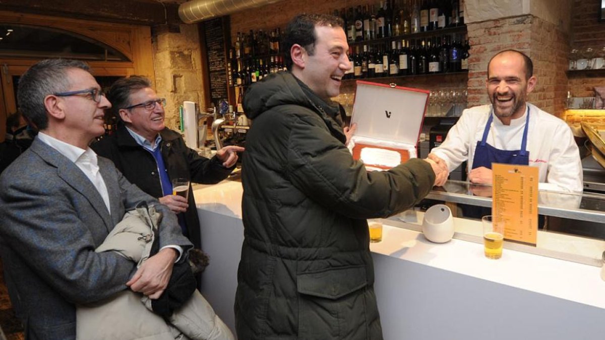 Luis Mata entrega el primer premio en la categoría Burgos Alimenta a La Boca del Lobo.-ISRAEL L. MURILLO