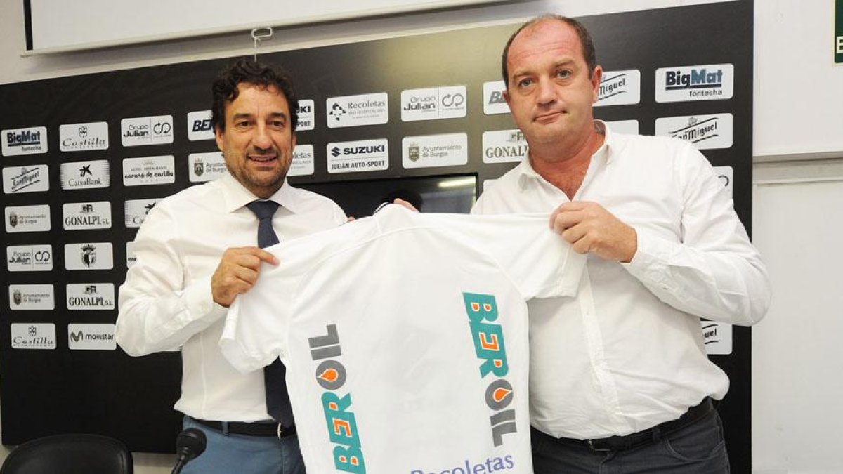 Jesús Martínez posa con Rodrigo Huidobro, de Beroil, tras firmar el acuerdo de patrocinio.-ISRAEL L. MURILLO