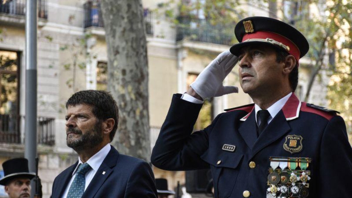 Entrega floral de los Mossos d'Esquadra al monumento de Rafael Casanova, con Albert Batlle (izquierda) al frente.-NEUS MASCAROS