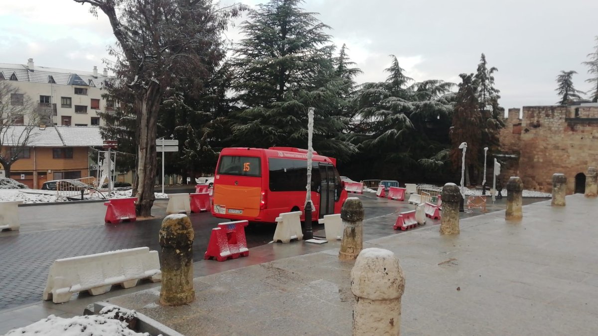 El autobús de la línea del centro histórico pasa a pocos centímetros de la farola que han colocado pegada a la carretera y sin bordillos. J. G. L.