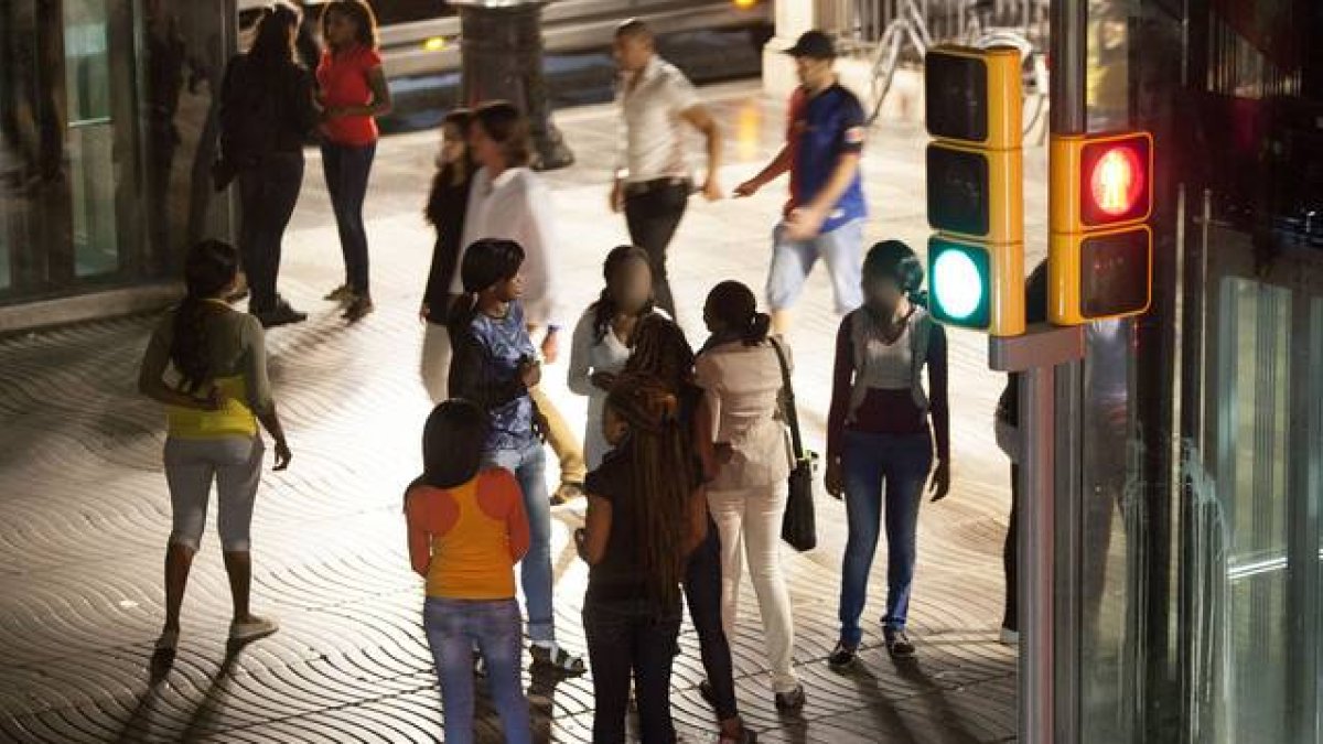 Unas prostitutas, a la caza de clientes en la Rambla de Barcelona.-FERRAN NADEU