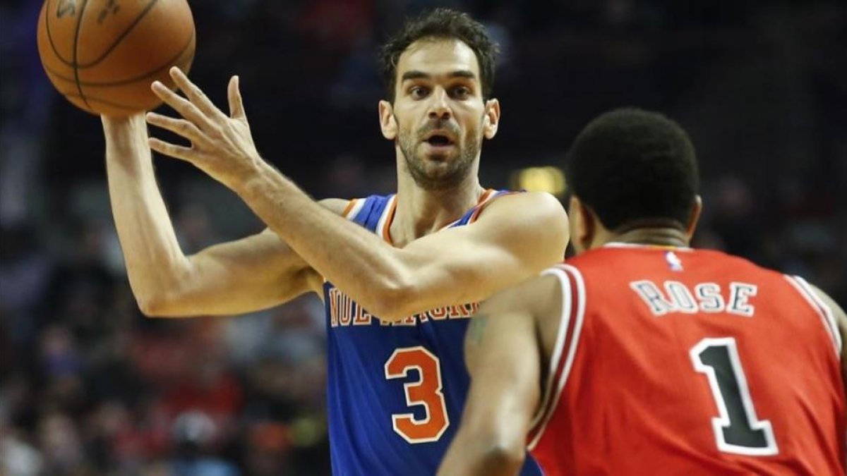 Los jugadores de la NBA José Calderón y Derrick Rose se enfrentan en un partido de la temporada pasada en Chicago-KAMIL KRZACZYNSKI / EFE