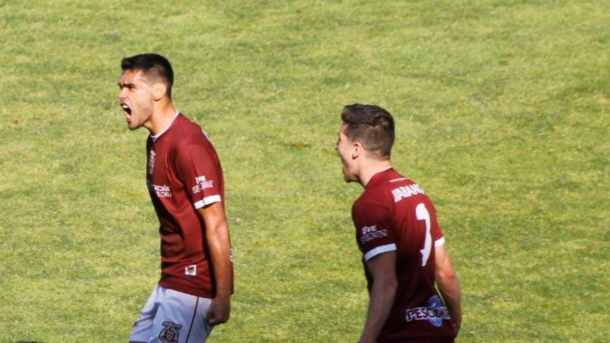 Abel Suárez celebra uno de los goles que marcó con el Pontevedra.-