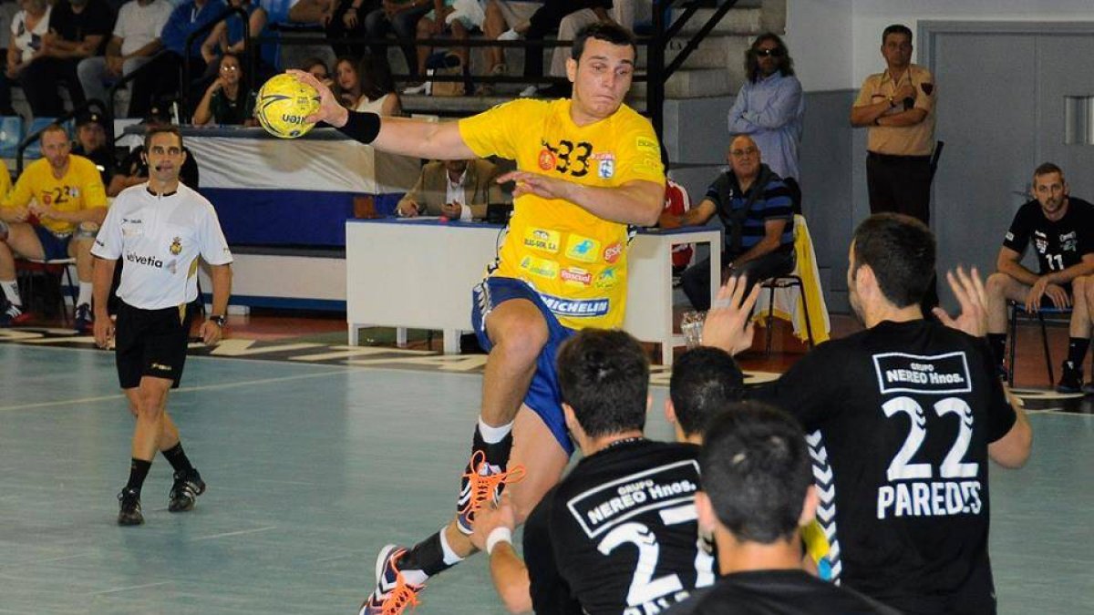 Amir Cakic se dispone a lanzar a portería en el choque ante Go Fit-ECB