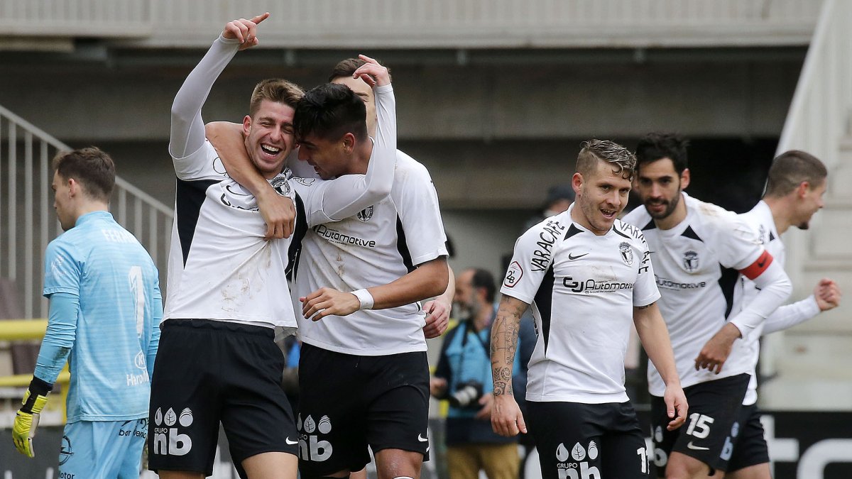 Los jugadores del Burgos CF celebran un gol. SANTI OTERO