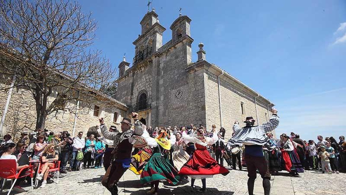 Las danzas castellanas nunca faltan.-G.G.