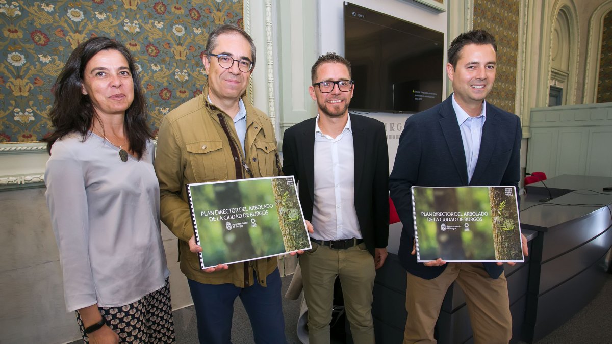 Los responsables de Green Urban Data, encargada del plan, junto al alcalde y el concejal de Medio Ambiente. TOMÁS ALONSO