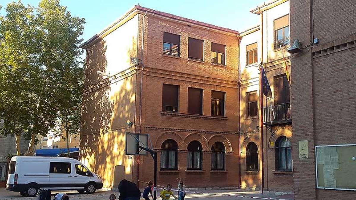 Varios alumnos juegan en el patio del colegio Castilla, que ha solicitado que se imparta la asignatura.-L.V.