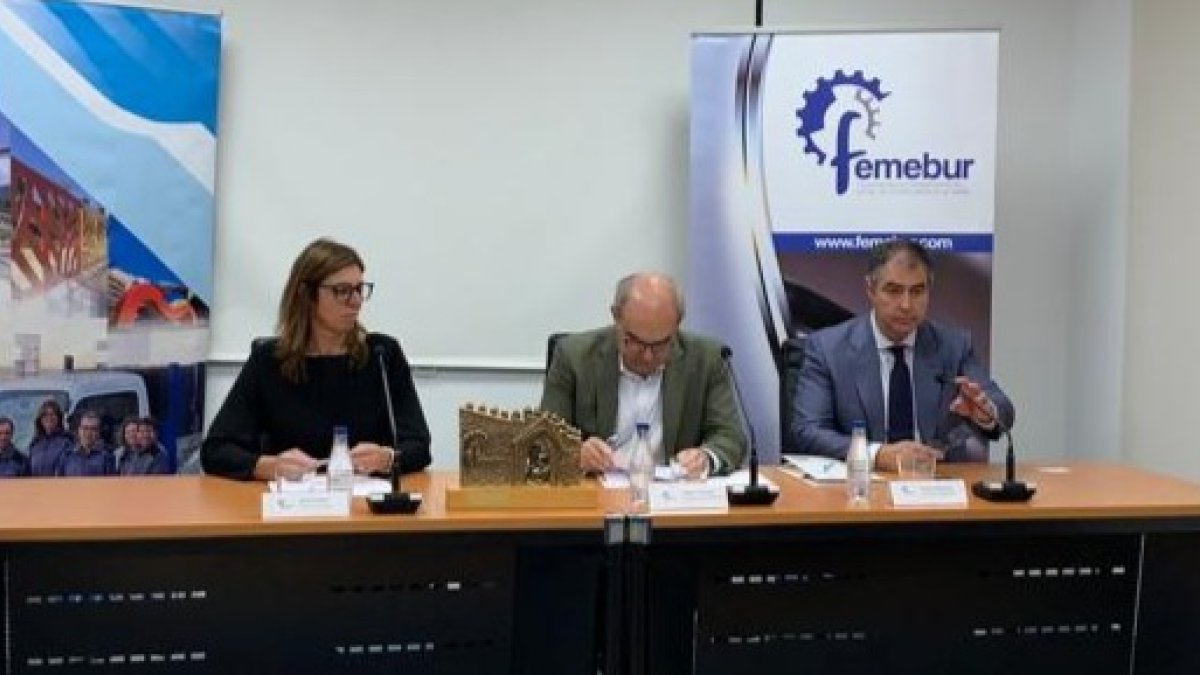 Silvia Boutefeu acompañada por el presidente de Femebur, Andrés Hernando, y el vicepresidente Esteban Pérez Pino.
