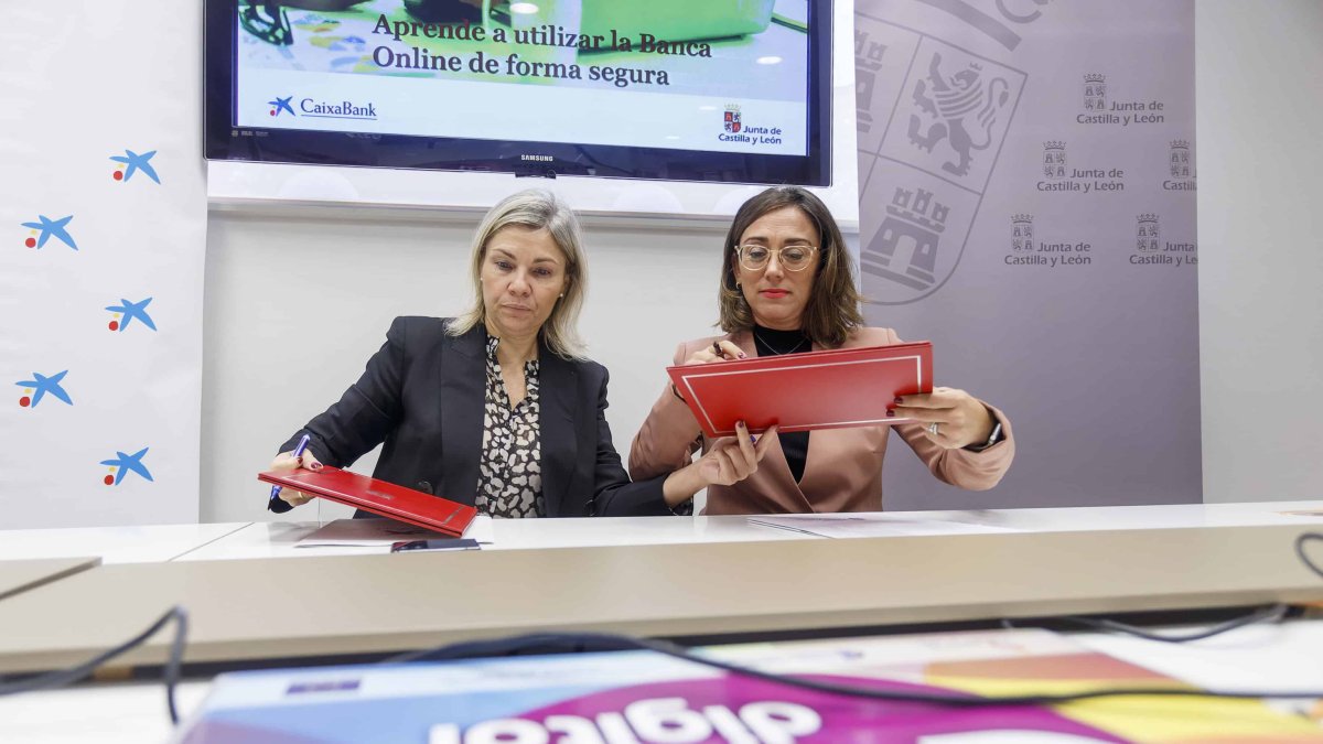 La directora territorial de Caixabank, Belén Martín, y la consejera de Movilidad y Transformación Digital, María González, en la firma del convenio. SANTI OTERO
