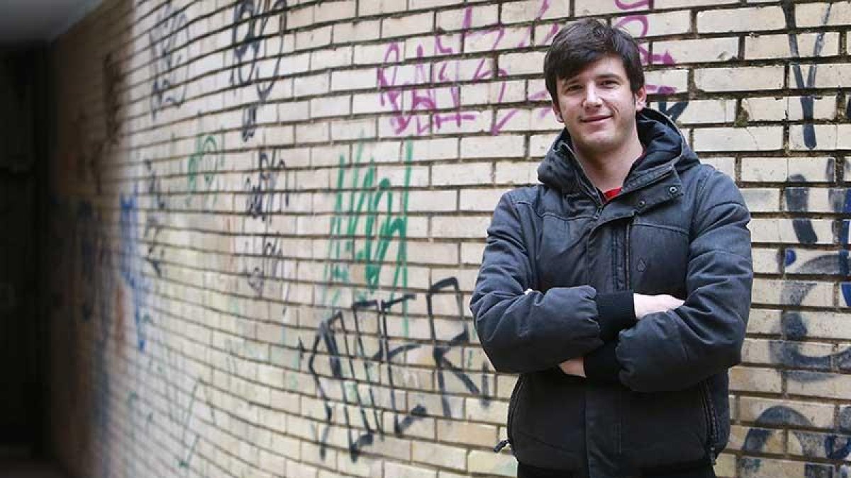 Bruno Álvarez, voluntario de la ONG No Name Kitchen, visitó ayer Burgos para relatar en El Granero su experiencia en los Balcanes.-RAÚL G. OCHOA