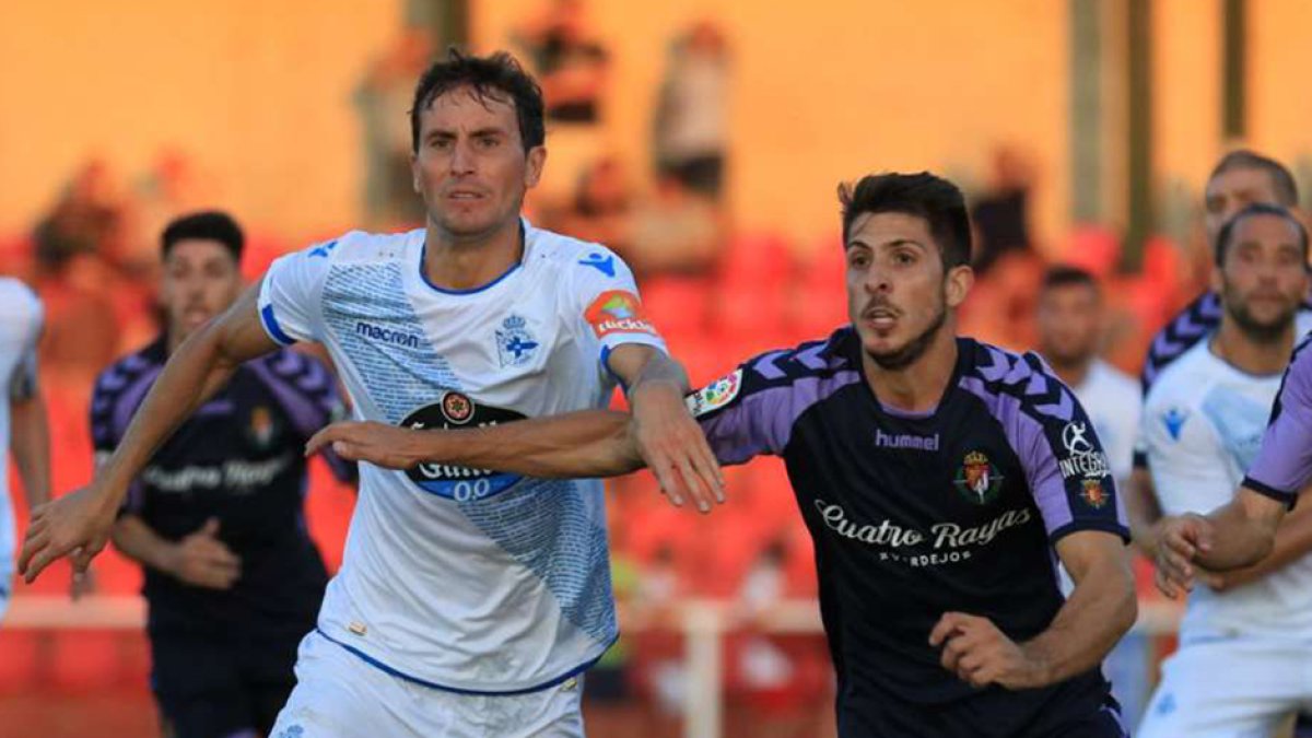 Raúl Navarro pugna con un rival durante un partido. REAL VALLADOLID