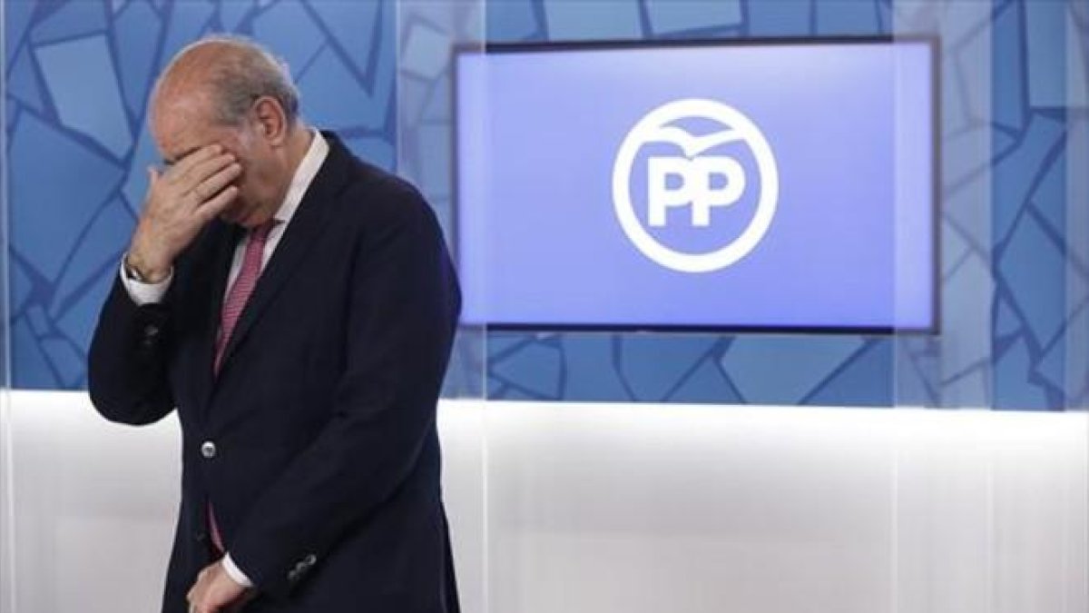 El ministro del Interior, Jorge Fernández Díaz, en una foto del pasado 28 de junio, días después de que estallara el escándalo de las grabaciones.-JULIO CARBÓ