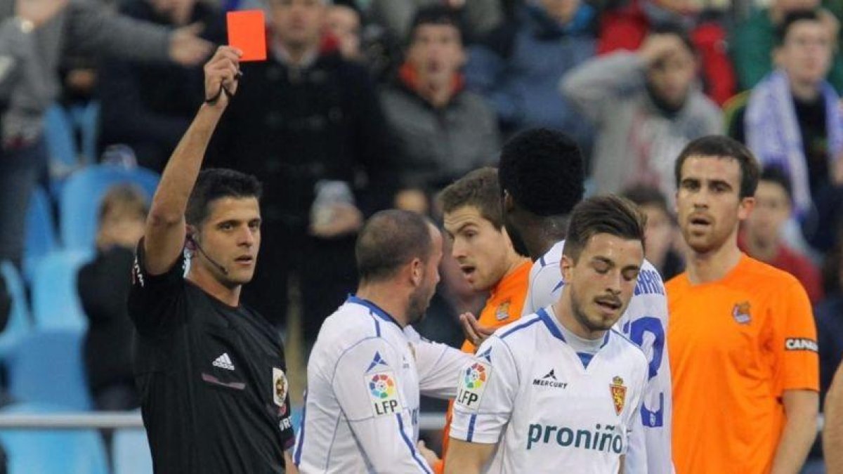 Gil Manzano expulsa a un futbolista en un Zaragoza-Valencia jugado en La Romareda.-JAVIER CEBOLLADA