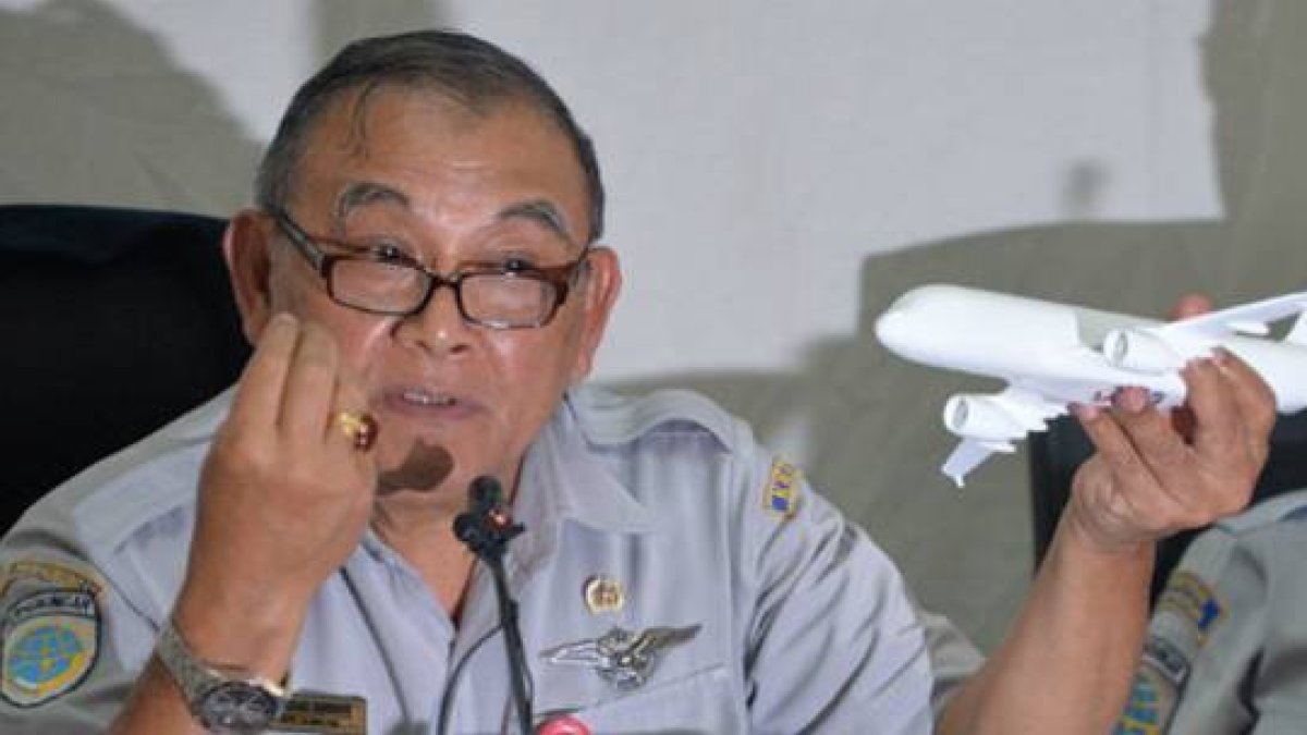 El responsable del Comité Nacional para la Seguridad en el Transporte de Indonesia, Tatang Kurniadi, ofrece una rueda de prensa sobre la caja negra del vuelo QZ8501 de AirAsia, en Yakarta (Indonesia).-Foto: AFP / BAY ISMOYO