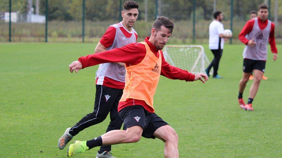 Álvaro Rey se dispone a golpear un balón durante un entrenamiento de esta semana-CD MIRANDÉS