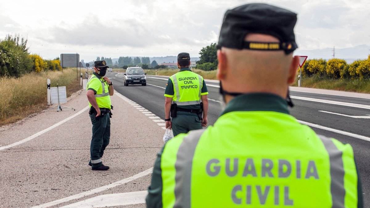 Imagen de un control de la Guardia Civil de Tráfico. TOMÁS ALONSO.