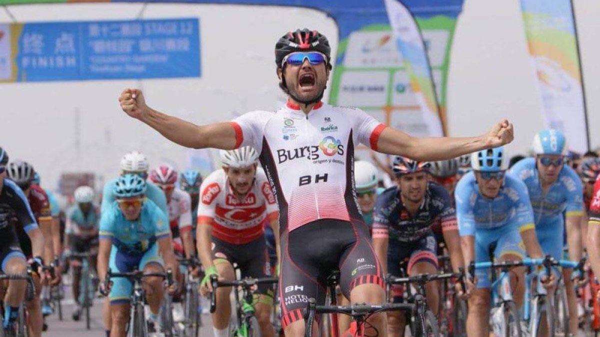 Dani López festeja con rabia la consecución de su primer triunfo como profesional-ECB