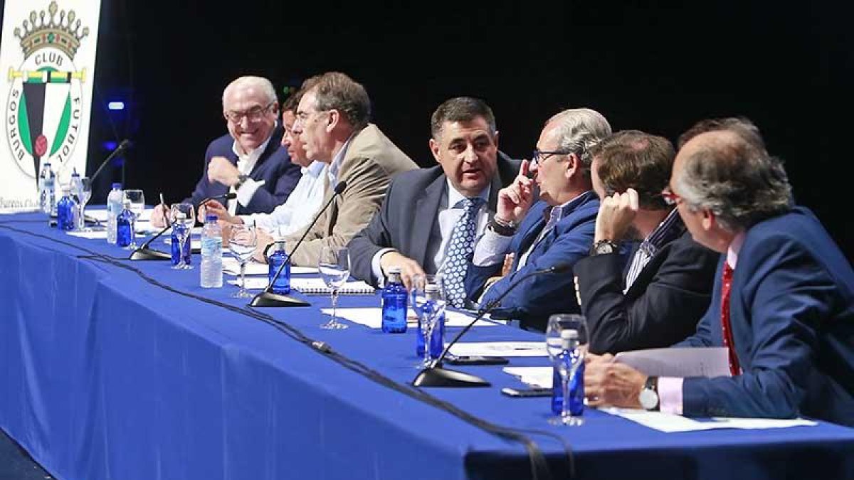 La directiva del Burgos CF acaba de cumplir un año al frente del cuadro de la ribera del Arlanzón-Raúl G. Ochoa