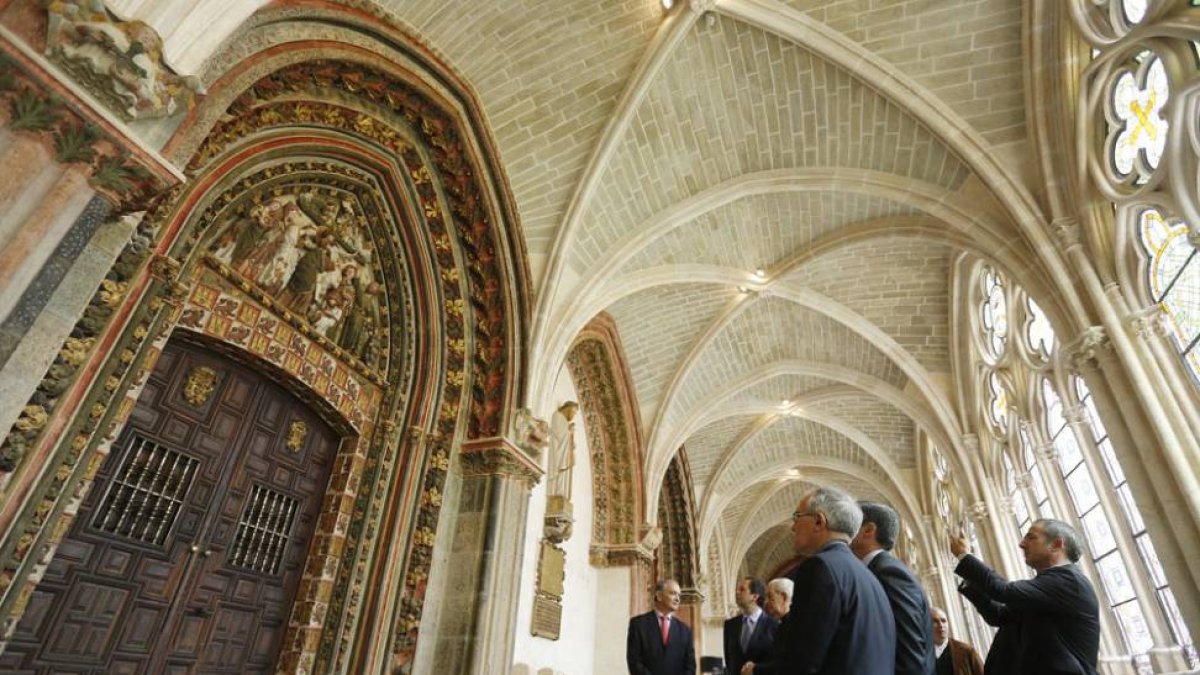 Miembros del Cabildo y de las entidades mecenas observan el espectacular cambio de la puerta de la capilla de Santa Catalina con la recuperación de sus policromías.-Raúl Ochoa