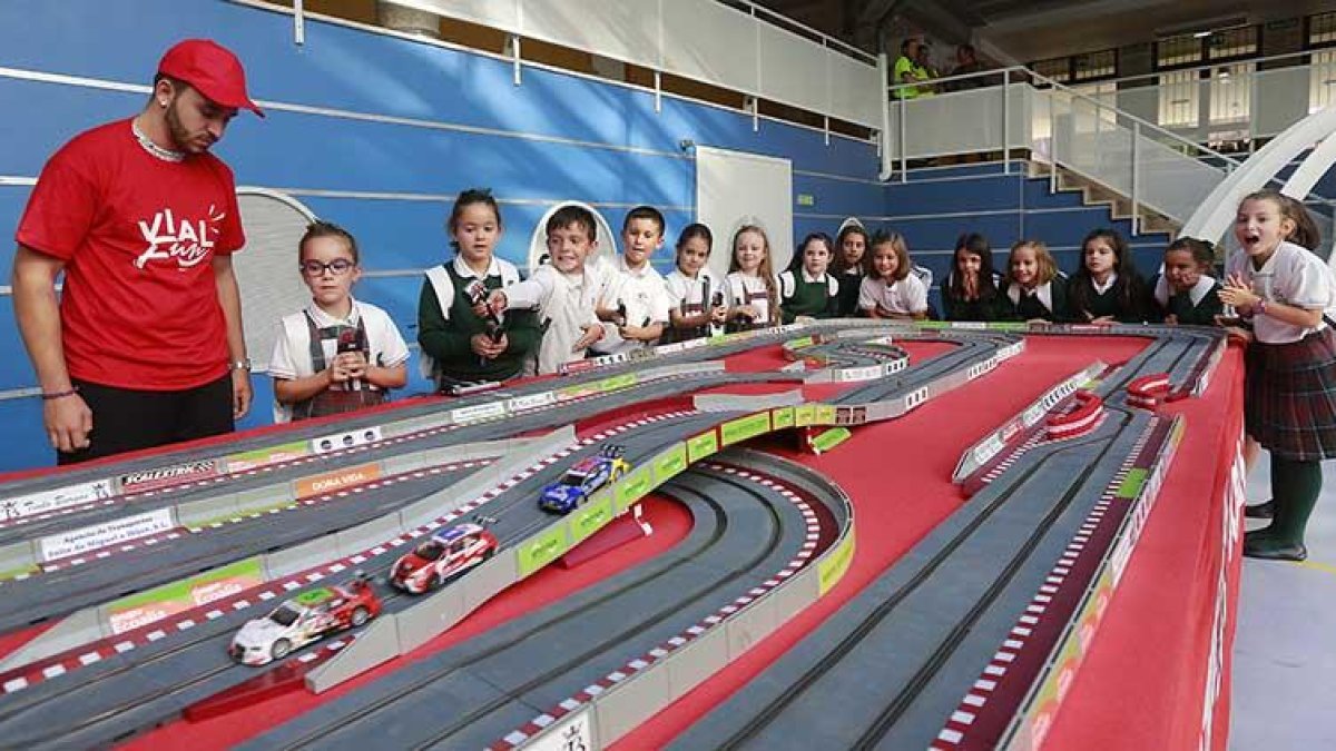 Los alumnos del Blanca de Castilla, en plena acción con el scalextric.-RAÚL G. OCHOA