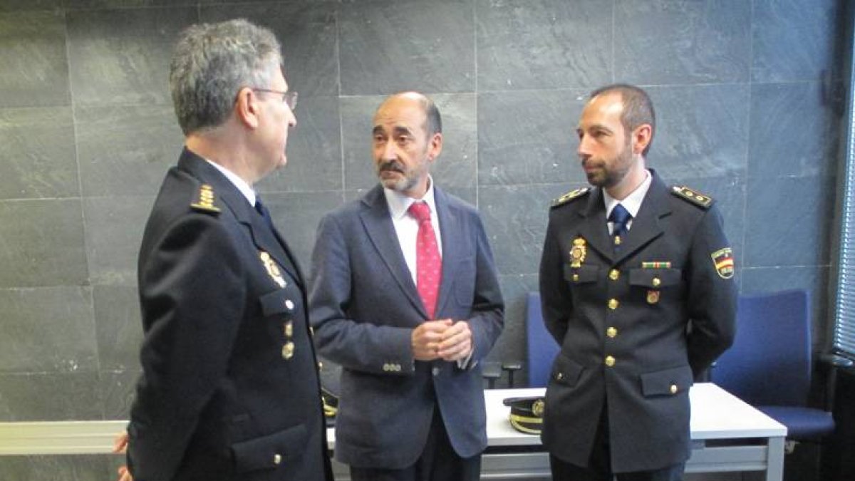 Calle, Arribas y Treceño durante su reunión en la comisaría de Miranda.-E. M.