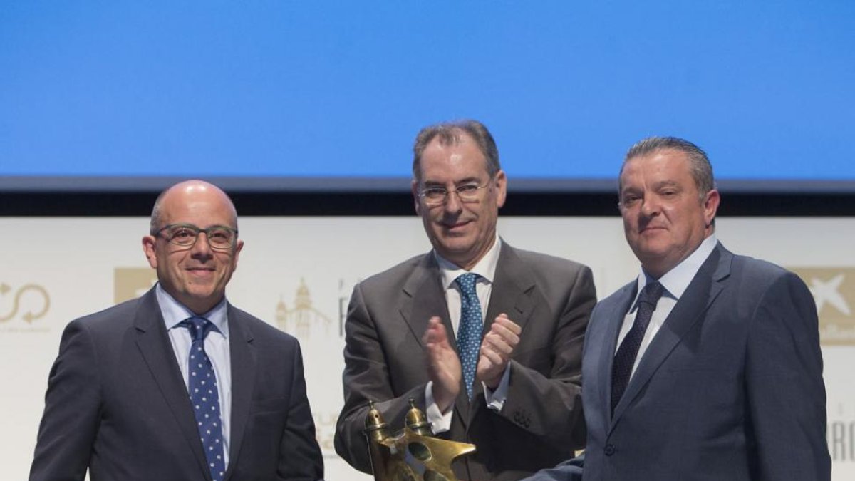 Benavente entregó el premio FAE de Oro a los empresarios Mariano Esteban y Agustín Blanco, de Viajes Marsol.-RAÚL OCHOA
