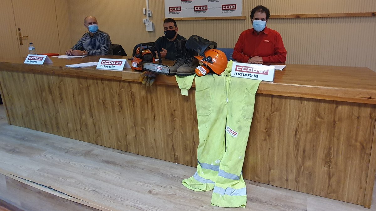 El secretario comarcal de CCOO, Jorge Melero, entre Santos Bocanegra y Juan Manuel Ramos. ECB