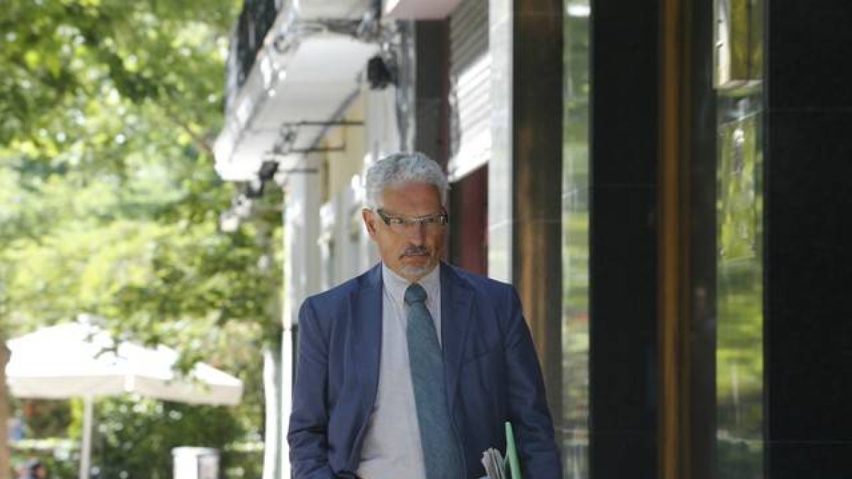 El juez Santiago Vidal, llegando a la Audiencia Nacional, el mayo pasado.-Foto: AGUSTÍN CATALÁN