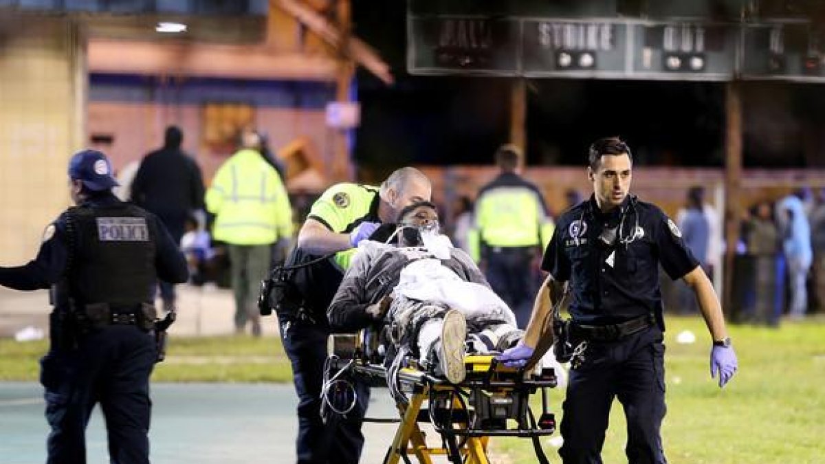 Servicios de emergencia trasladan a uno de los heridos en el parque Bunny Friend de Nueva Orleans, este domingo.-AP / MICHAEL DEMOCKER