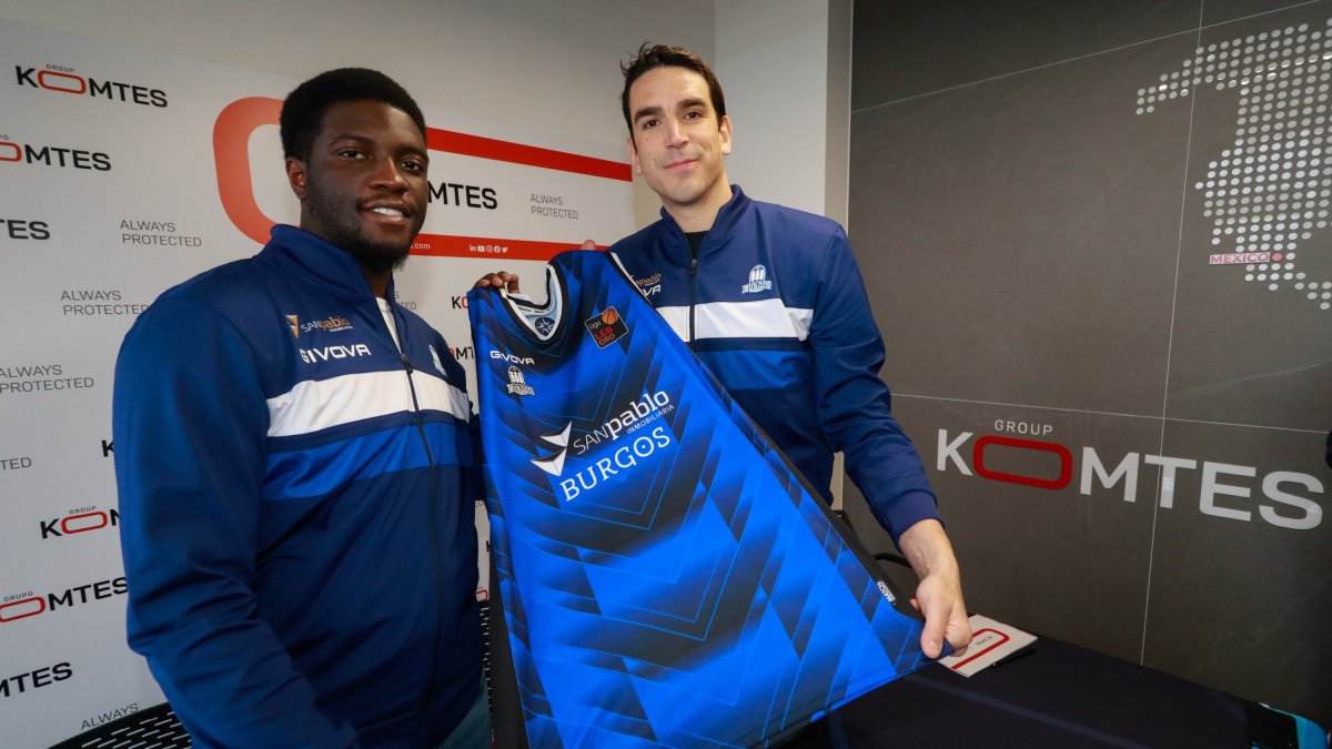 El estadounidense y el madrileño posan con su nueva ‘piel’ en la sede del Grupo Komtes. TOMÁS ALONSO