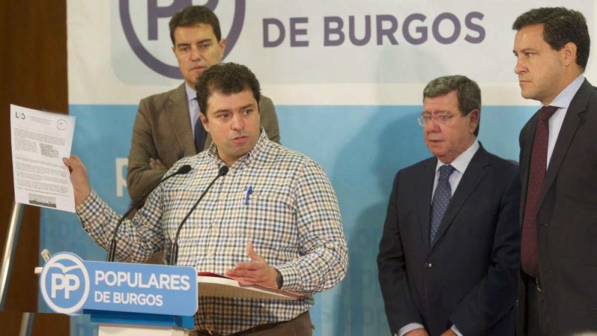 El alcalde criticó la decisión estatal, y mostró el informe de la empresa, «pues preveía invertir en mejoras 6 millones de euros».-ECB