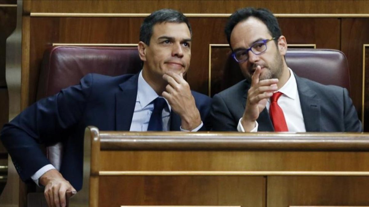 Pedro Sánchez y Antonio Hernando, el pasado 19 de julio en el Congreso.-JUAN MANUEL PRATS