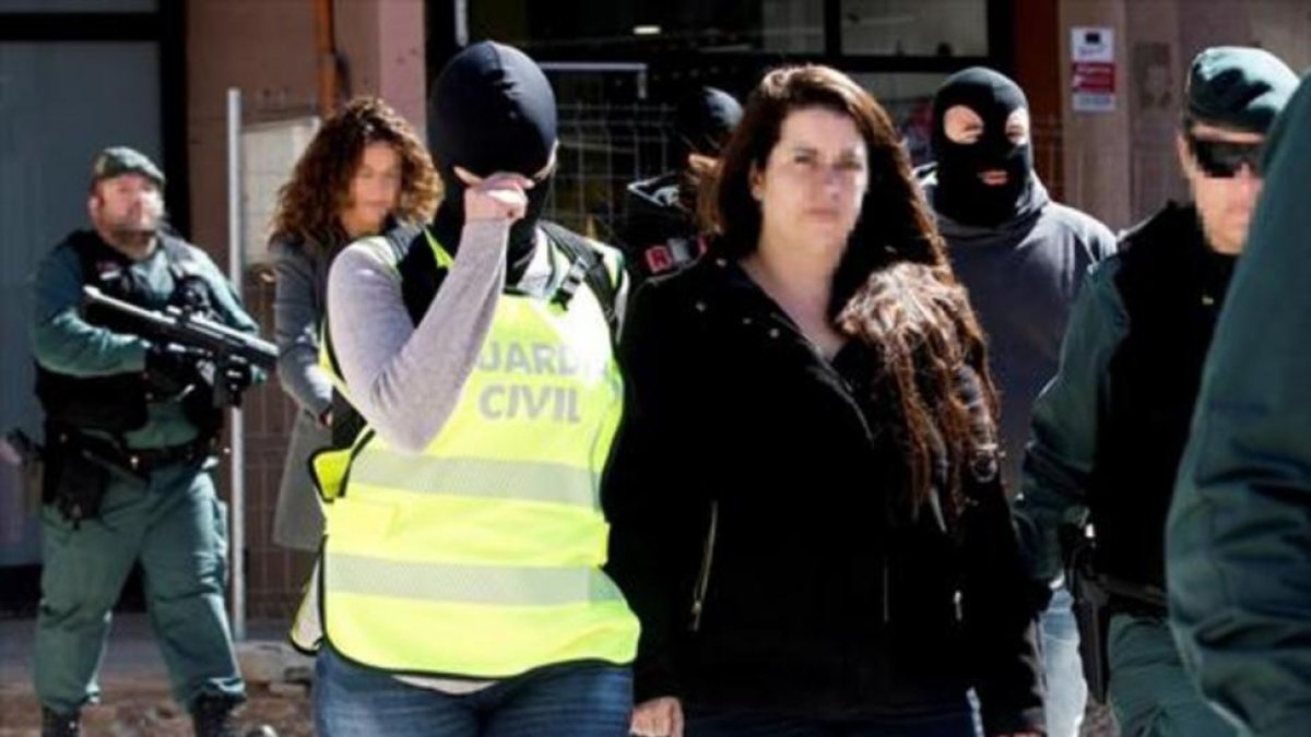 ARRESTO Guardias civiles trasladan a la activista de los CDR de Viladecans.-/ EFE / QUIQUE GARCÍA