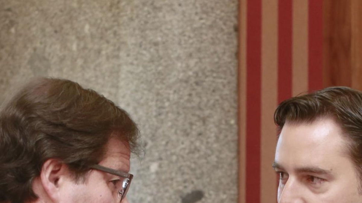 Salvador de Foronda charla con Daniel de la Rosa antes de un Pleno.-RAÚL G. OCHOA