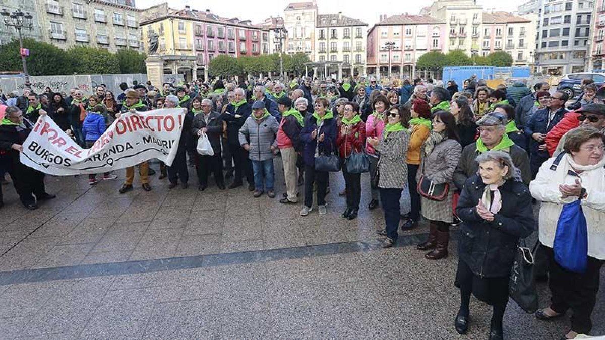 Una de las concentraciones de los sábados en la plaza mayor de Burgos para exigir una solución al Directo.-RAÚL OCHOA